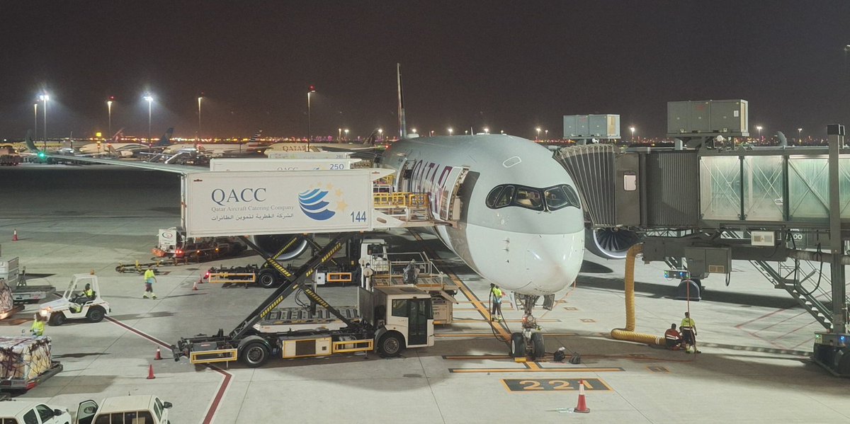 HoverPilotRob's tweet image. One first was the @Airbus A350 and @qatarairways. Simply marvellous. If only @Gatwick_Airport could do departures on time 😒 
Another first, hitting the gym jetlagged, as soon as I arrive 🤯😳 Needs must when you're both fat and a brand ambassador 😅🇸🇬 @ExplorerCoffees