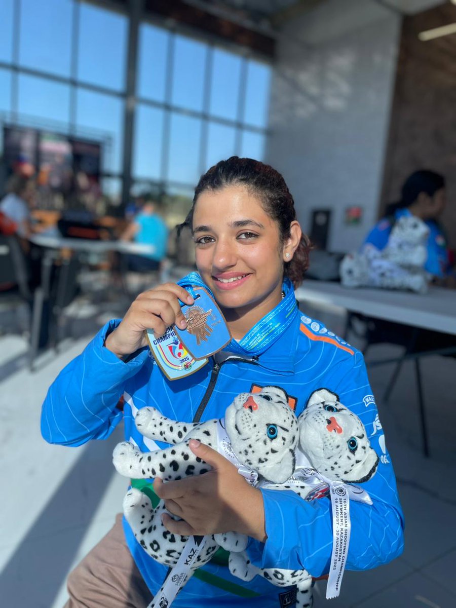 CollectorDahod's tweet image. દાહોદની યશાયા હાફિઝ કોન્ટ્રાક્ટર કઝાકિસ્તાનમાં 16મી એશિયન શૂટિંગ ચેમ્પિયનશિપમાં ભારતને બેવડું ગૌરવ અપાવ્યું. ડબલ ટ્રેપ - ઓપન(સિનિયર) મહિલા શ્રેણીમાં ભાગ લઈ વ્યક્તિગત કાંસ્ય ચંદ્રક જીત્યો અને ટીમ ઇન્ડિયાને ગોલ્ડ મેળવવામાં મદદ કરી.@IndiaSports @sportsgujarat @CMOGuj @sanghaviharsh