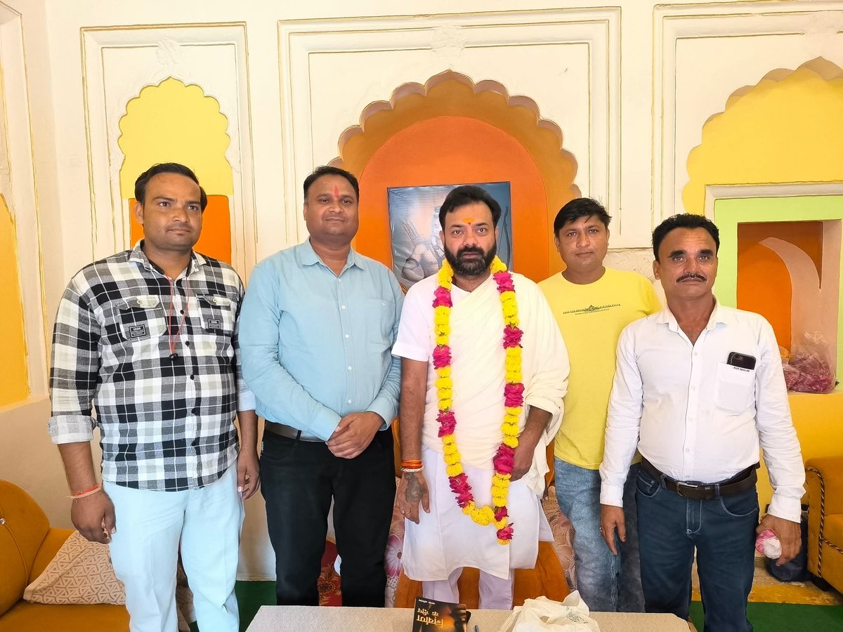 brijbhushanmla's tweet photo. चरखारी आवास पर विधानसभा क्षेत्र के विभिन्न ग्रामों से पधारे क्षेत्रवासियों से आत्मीय भेंटकर, उनका कुशलक्षेम जाना एवं विभिन्न विषयों पर सार्थक चर्चा की। https://t.co/MCph0dUnHS