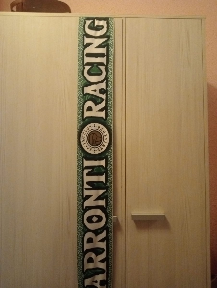 Querido TwitterRacing, ayer un colega socio de tribuna norte perdió esta bufanda, a la cual tiene mucho cariño. No sabe si fue en el campo o luego al salir, de camino a las naciones. Si algún alma caritativa la cogió y es tan amable de devolverla, que me escriba por privado. RT.