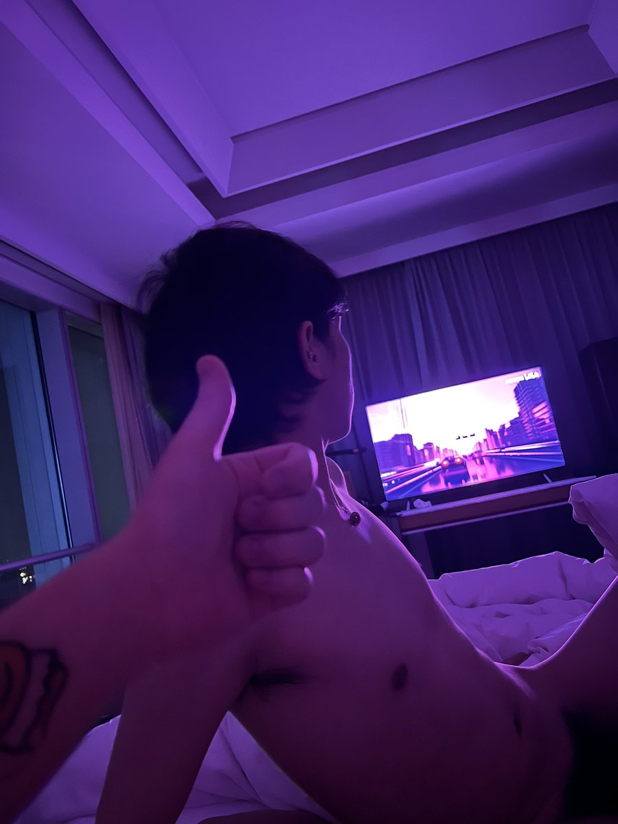 超绝氛围感弟弟😛一起喝了点酒，微醺着配着音乐湿吻，做爱🥰最后全部内射进给弟弟了🥳🙂‍↕️转发+关注，2000粉发视频好不好😘