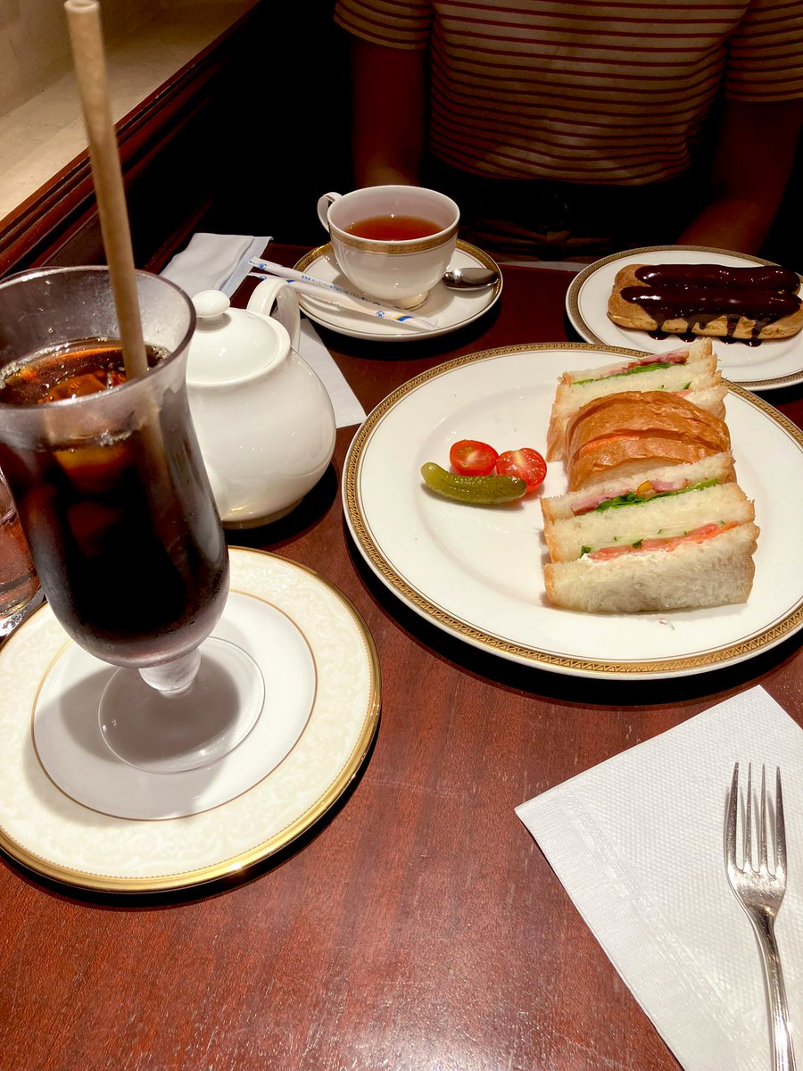 妻がアルジャーノンを読み、俺はナニワ金融道を読み、せっかくのエクレアが美味しい喫茶店に来たのになんだか暗い日曜日だ.......