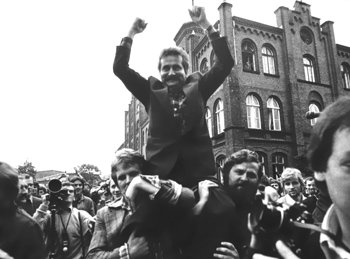 Andrzej z EU 🇪🇺🇵🇱🇺🇦🇮🇱 (@szumand) on Twitter photo Panie prezydencie <a href="/presidentwalesa/">President Lech Wałęsa</a>
Nie byłoby wolnej Polski i nie moglibyśmy zbudować tak wspaniałego kraju, gdyby nie Pan.
Dziękuję z całego serca. Panie prezydencie <a href="/presidentwalesa/">President Lech Wałęsa</a>
Nie byłoby wolnej Polski i nie moglibyśmy zbudować tak wspaniałego kraju, gdyby nie Pan.
Dziękuję z całego serca.