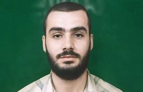 ترجَّلَ الفارسُ إذ عانقَ العُلا..
وأسدلَ التاريخُ دمعَهُ على الجَلال..
مضى وفي يمناه وعدُ التحرير..
وفي يسراهُ نارُ الميدانِ لا تَميل.
ما وهَن، وما لان، وما انكسر…
بل خاضَ زلزلةَ الحديدِ بثباتِ الجبال.
يا من خطوتَ إلى الخلودِ بعزيمةٍ لا تفتر،
سلامٌ على روحك الطاهرة..