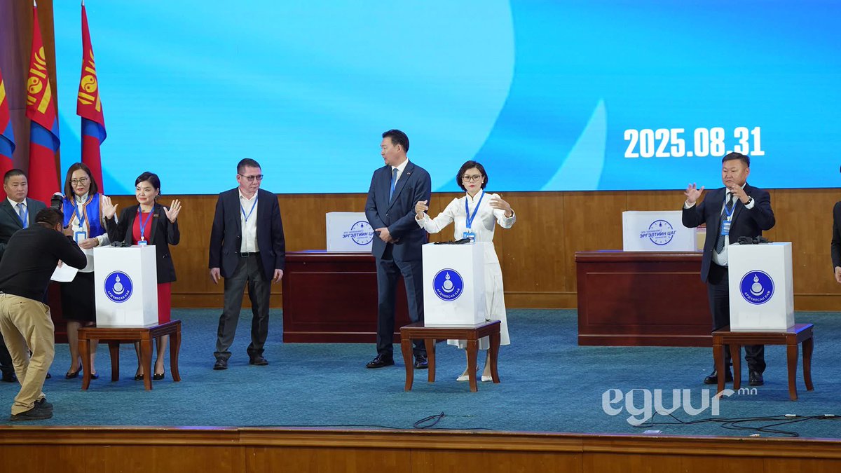 Саналын хайрцгаа нэг нь аваад зугтаж, бусад нь хөөж гүйдэгсэн, больчихож.