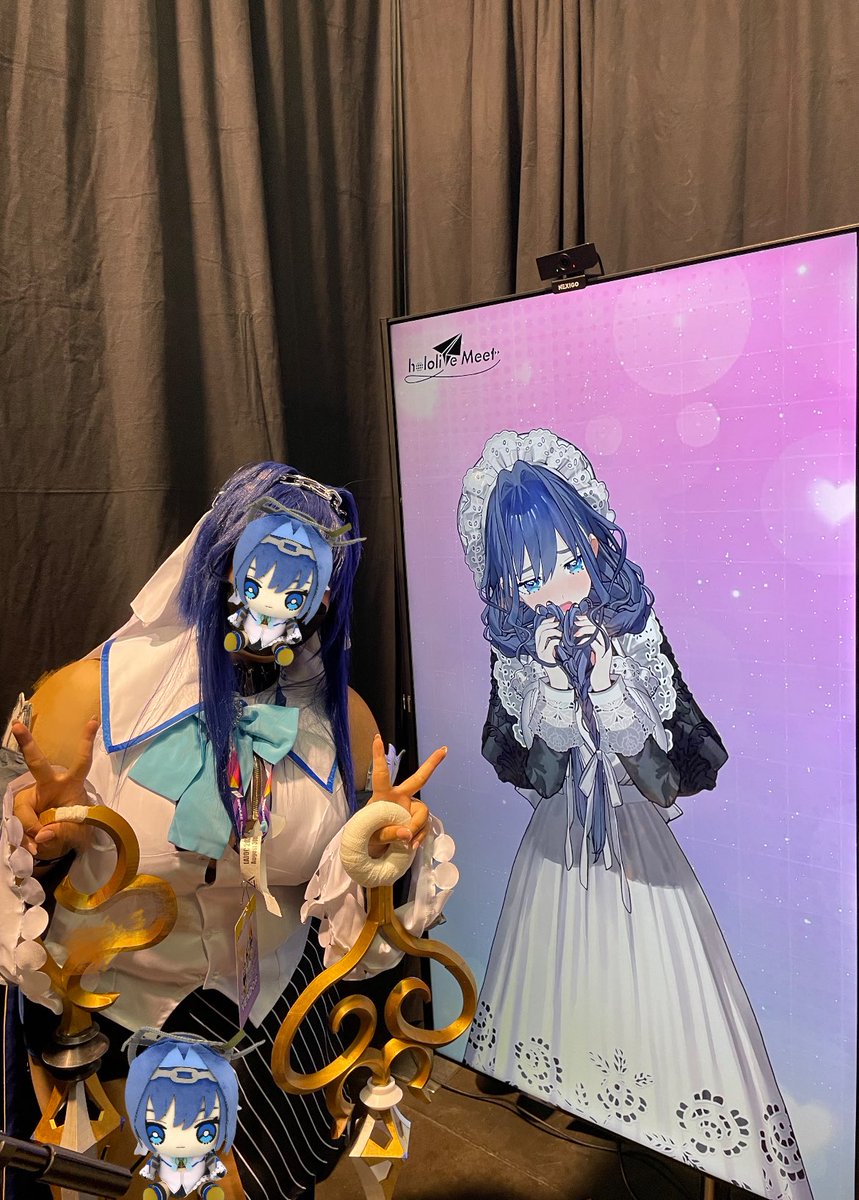 I met my kami oshi kronii today as kronii hehe!!

she was the absolute sweetest to me and showered me with so many compliments about my cosplay and handmade props🥹💙

she told me I had a lovely personality and more aaaa😭
I will never forget this moment forever #OKTK #hololive