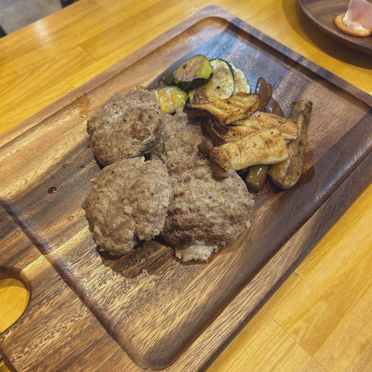 凶器三百行ってきた！！

名前が物騒でどんな感じなんだろ〜って思ってたんだけど、楽しかったぁ〜！！
マダミシュでは珍しいらしいハンバーグを2週連続で食べちゃった🫢

みなさま、ありがとうございました🫶