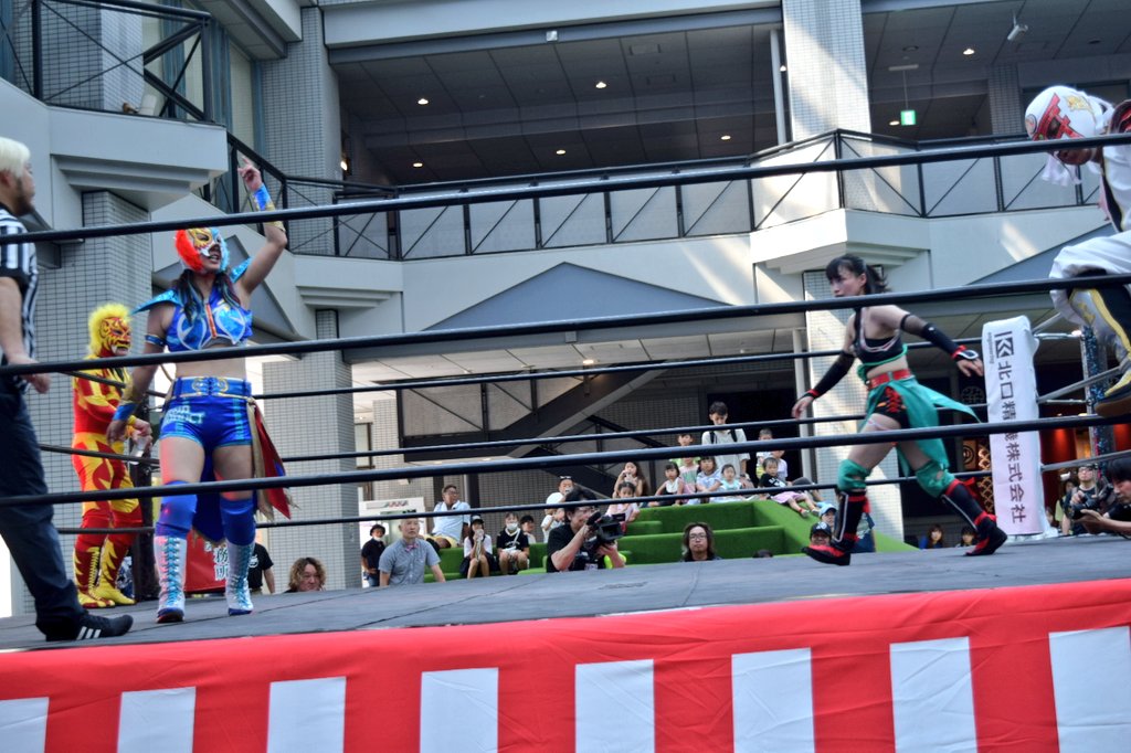 uttsubucho's tweet image. タッチして、フライングペンギンvsKONOHA。

ヘッドロック→ショルダーチャージ！

良い感じやぞ。

#KONOHA
#港区プロレスまつり