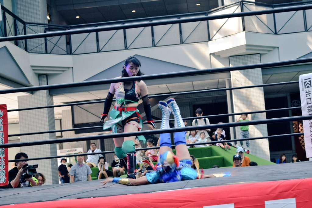 uttsubucho's tweet image. タッチして、フライングペンギンvsKONOHA。

ヘッドロック→ショルダーチャージ！

良い感じやぞ。

#KONOHA
#港区プロレスまつり