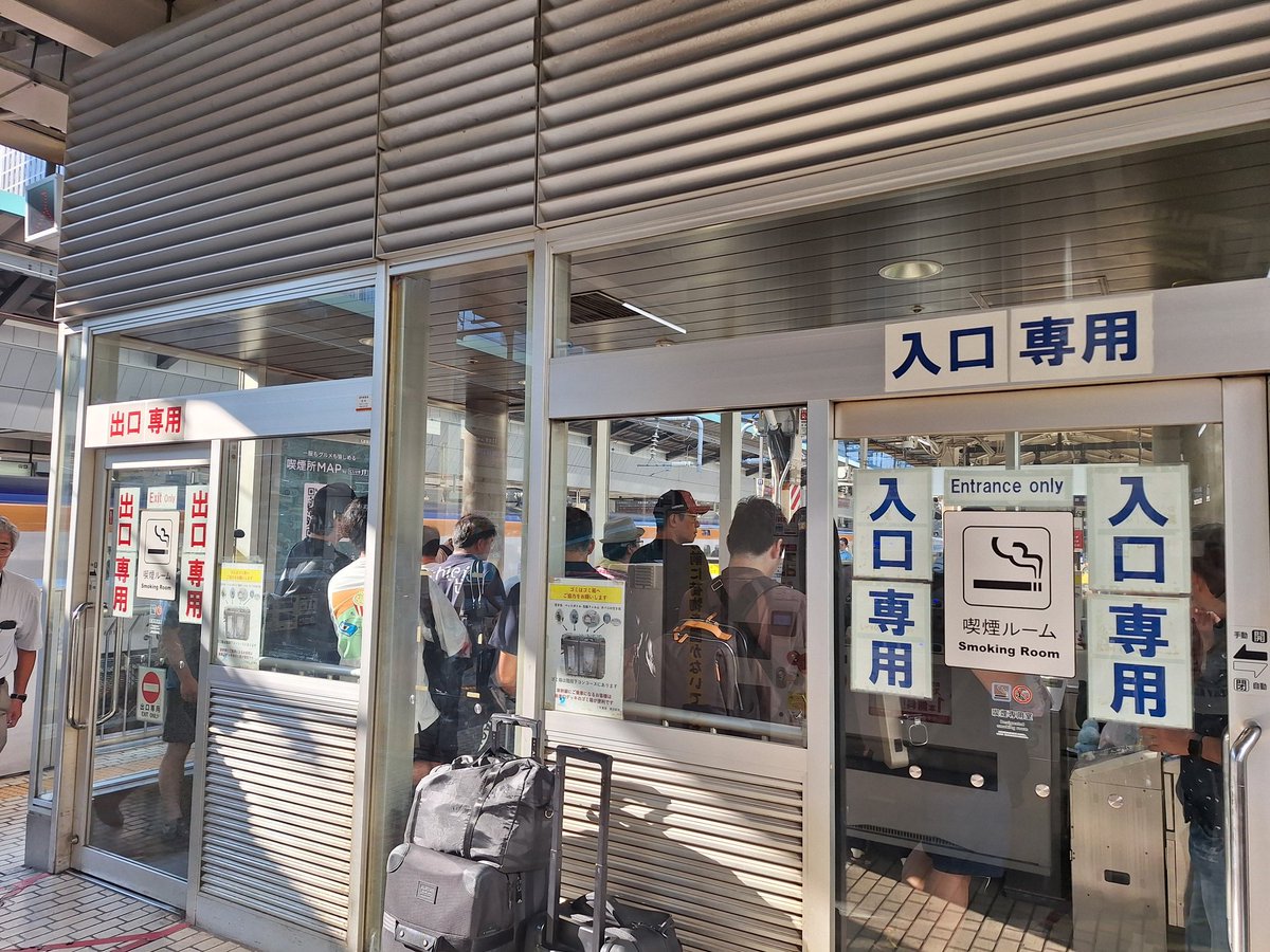 jets_ohara's tweet photo. タバコ吸わない人からしたらかなりシュールな光景(笑) https://t.co/oUxpaZFbd1