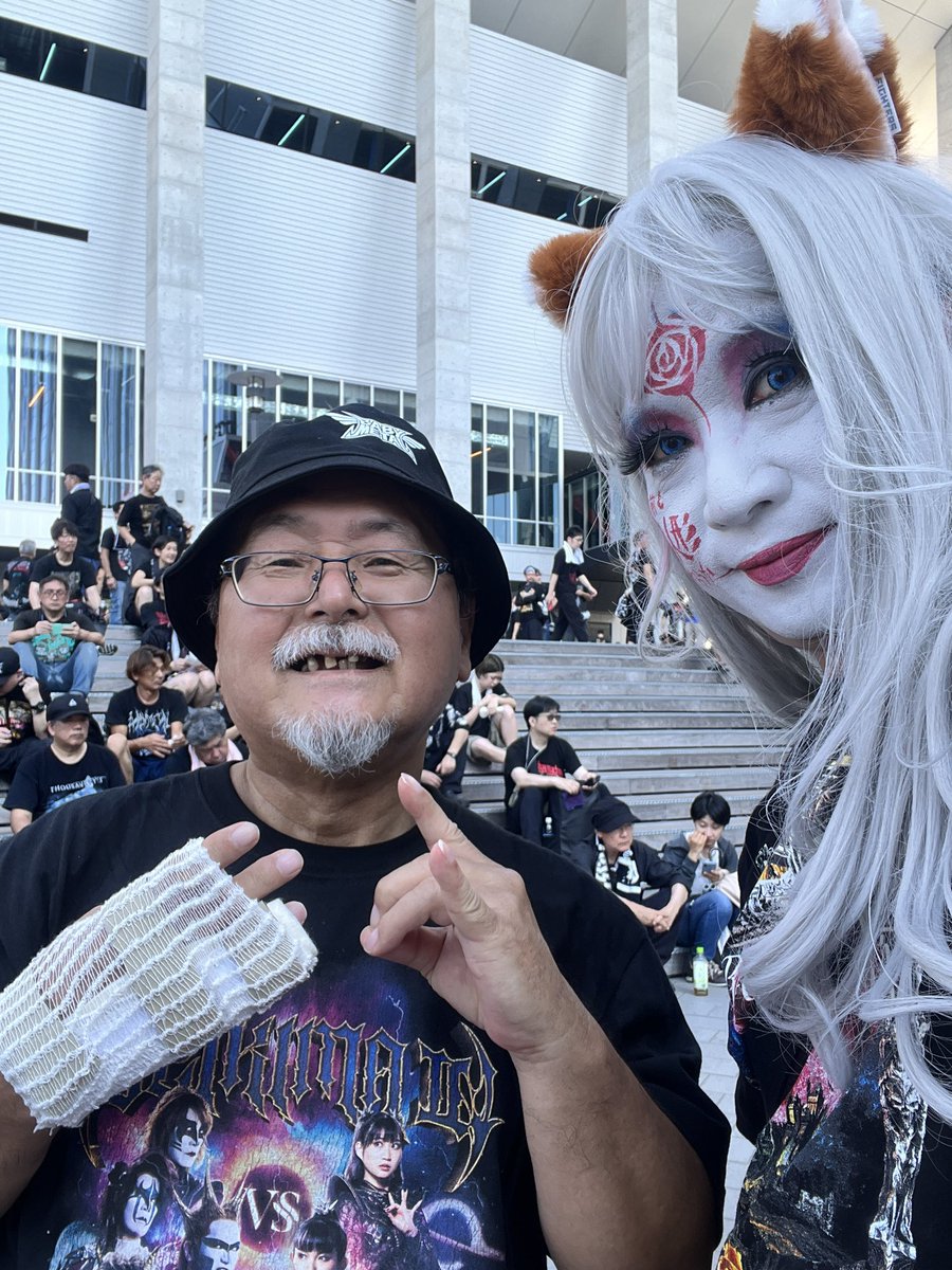 暑いので少し早めに開場してくれた👍🏼
席は上手センターよりの303レベル11列
良席😉

昨日は〜遭遇〜で今日は〜衝撃〜
ワクワクドキドキが止まんなーい💓

#Kアリーナ横浜
#悪魔が来たりてベビメタる

聖飢魔Ⅱ vs BABYMETAL