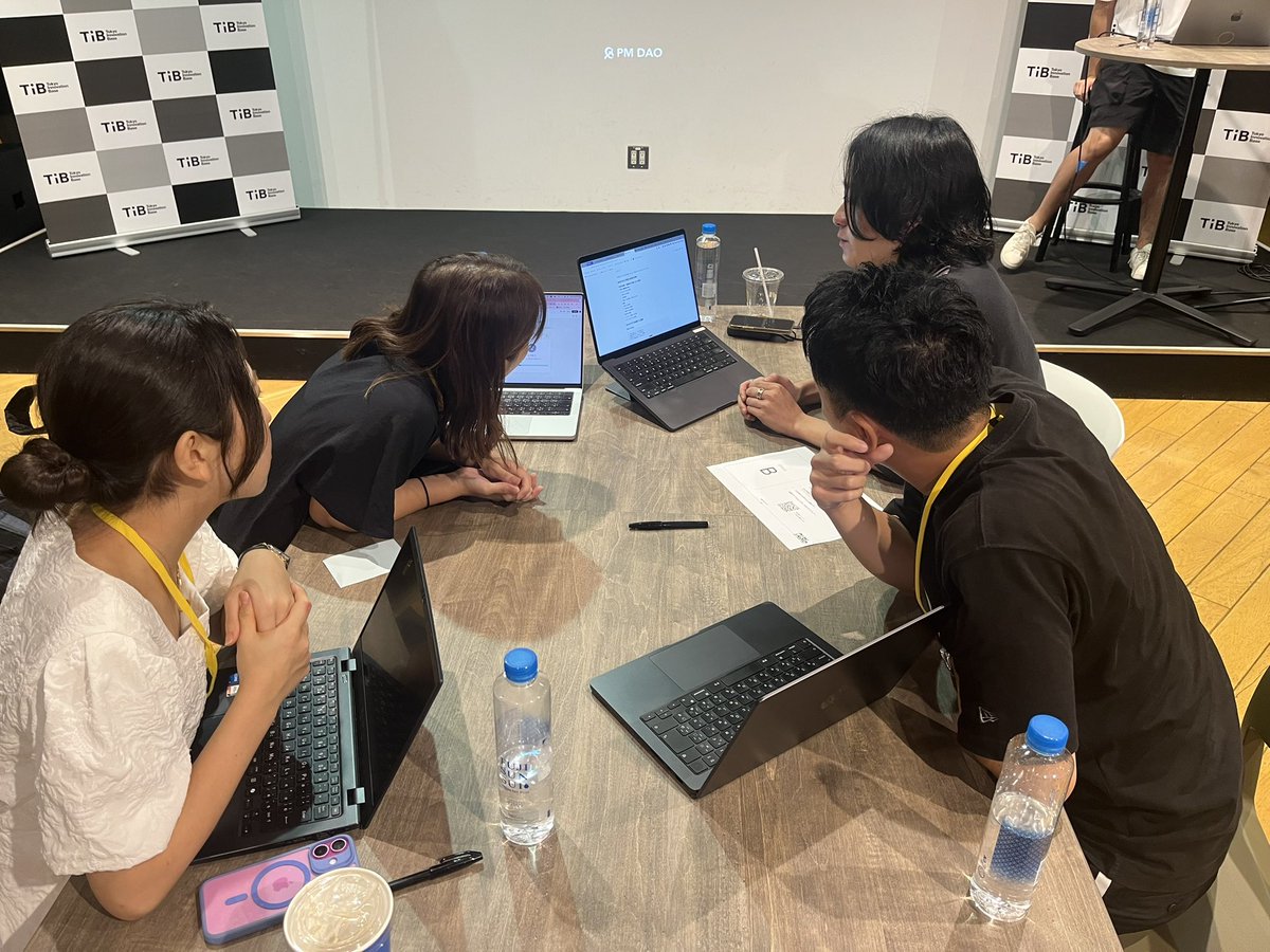 PMDAO_official's tweet photo. いよいよ参加型ワークショップへ！
机を囲み、実際に手を動かす時間。
『手を動かして作る』2時間です✍️  #PMDAOLab2025 https://t.co/XUb1L1BTsE