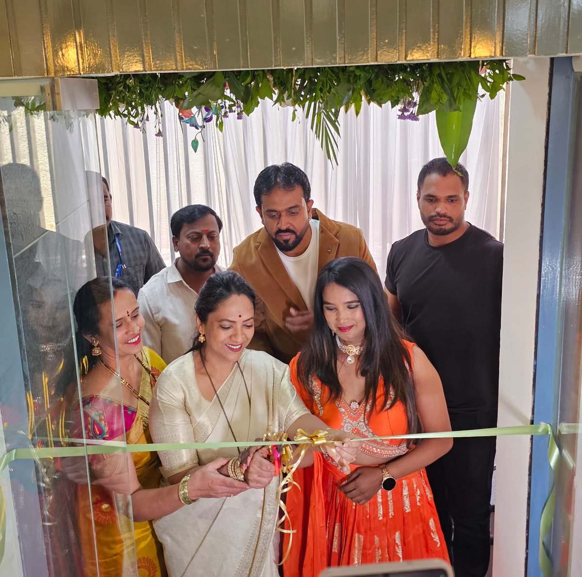 drnagalakshmi_c's tweet photo. ಬೆಂಗಳೂರು ವಿಜಯನಗರದ ಆರ್‌ಪಿಸಿ ಲೇಔಟ್‌ನಲ್ಲಿ ಶಿಲ್ಪಾ ಗೌಡ ಅವರು ನೂತನವಾಗಿ ಆರಂಭಿಸಿರುವ ‘Saloon &amp; Make up Academy’ಯನ್ನು ಉದ್ಘಾಟಿಸಿದೆ. ಅವರ ಪ್ರಯತ್ನಕ್ಕೆ ಶುಭಾಶಯ ಕೋರಿ ಯಶಸ್ಸು ಅವರದಾಗಲಿ ಎಂದು ಹಾರೈಸಿದೆ.
#WomenEntrepreneurs #WomenEmpowerment #EntrepreneurshipJourney #SuccessForWomen #makeupstudio https://t.co/agbKE094tD