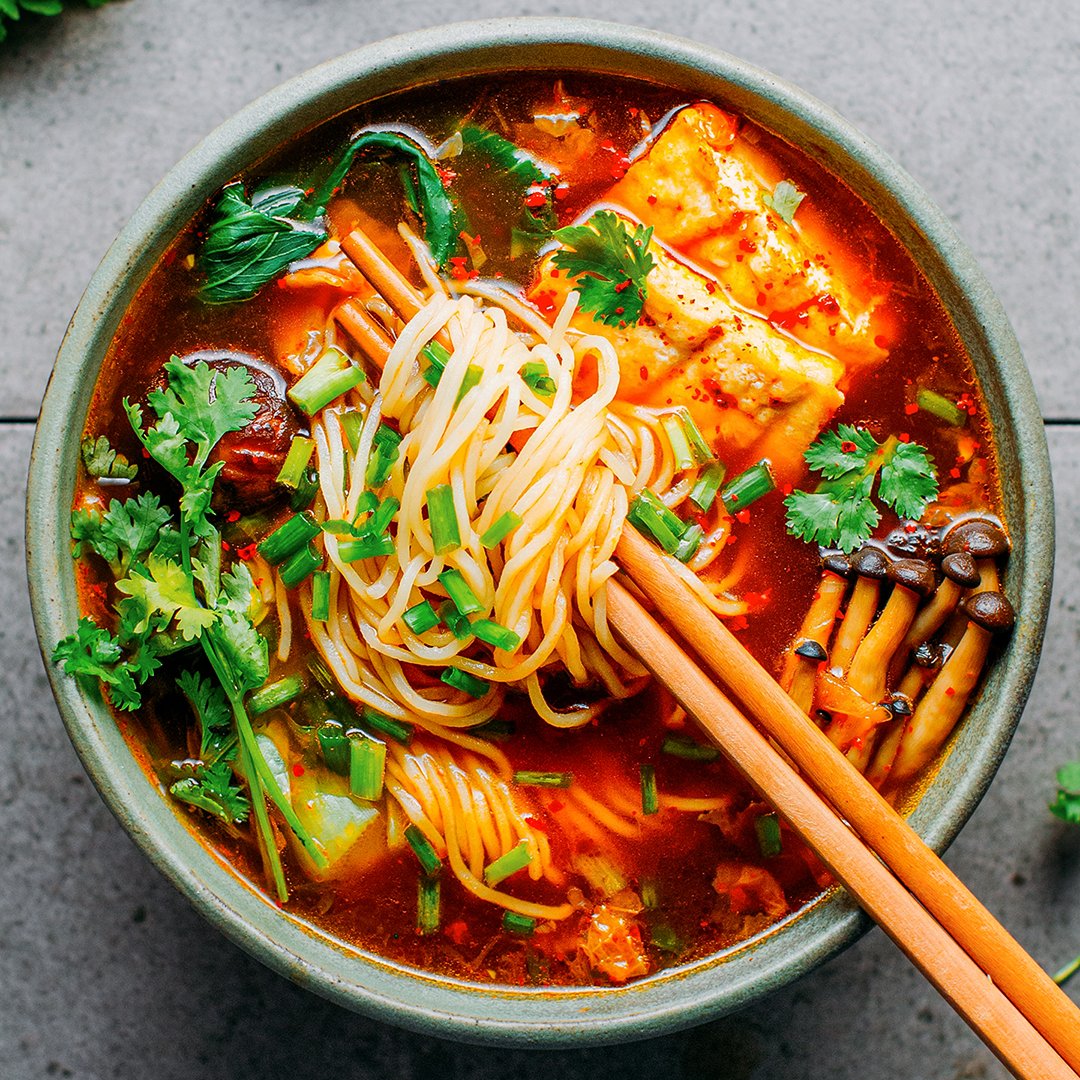 This vegan kimchi noodle soup is infused with a wonderful blend of spiciness, sweetness, and richness. The broth is flavored with kimchi, ginger, and garlic, and paired with tender tofu, mushrooms, and greens.
RECIPE: fullofplants.com/vegan-kimchi-n…