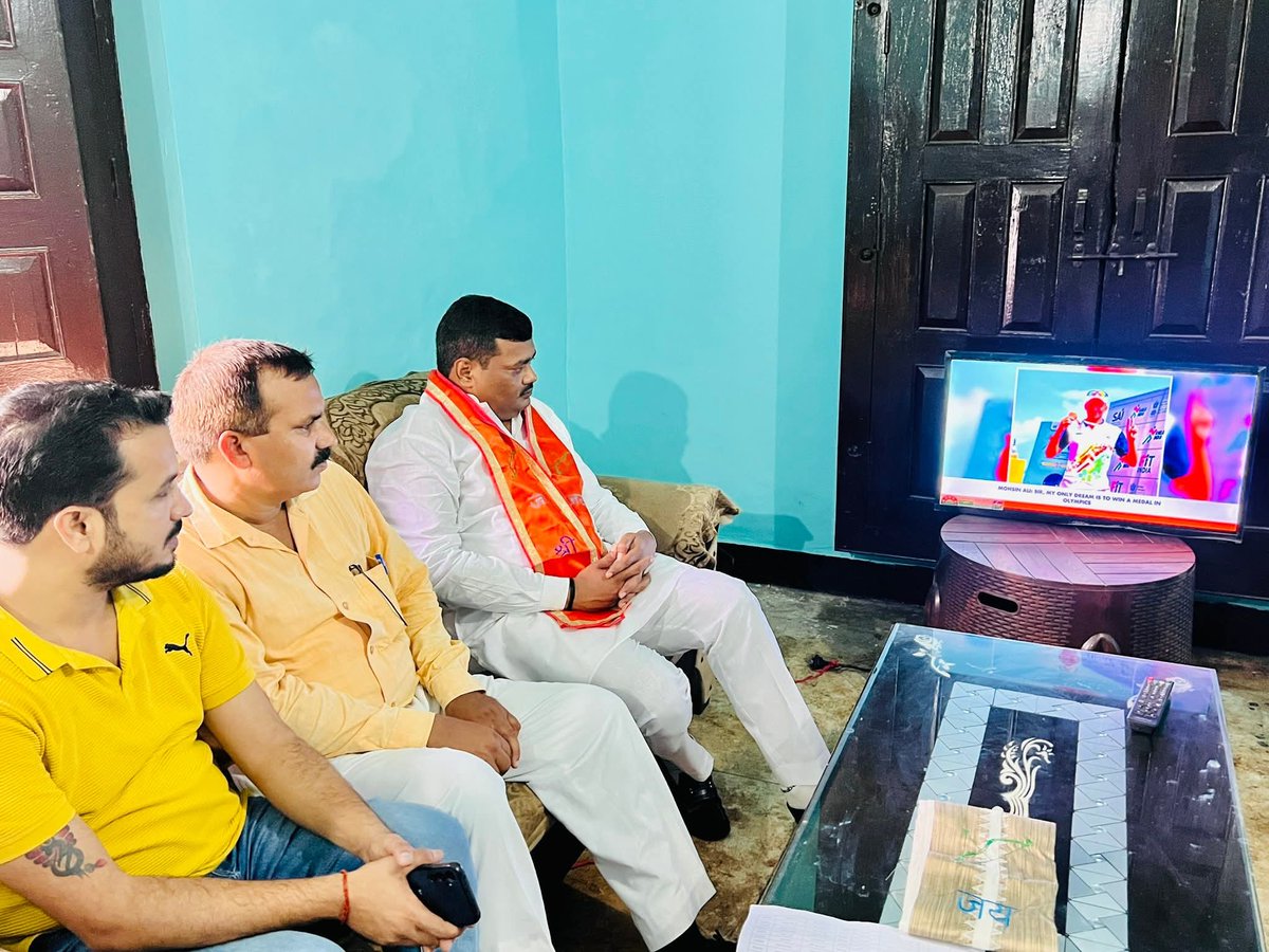 vijayptpsingh's tweet image. आज बूथ संख्या -147 ग्राम मवई कला मंडल कुम्हरावाँ विधानसभा बीकेटी लखनऊ में माननीय प्रधानमंत्री श्री नरेन्द्र मोदी जी के मन की बात कार्यक्रम को सुना।
#MannKiBaat #मन_की_बात