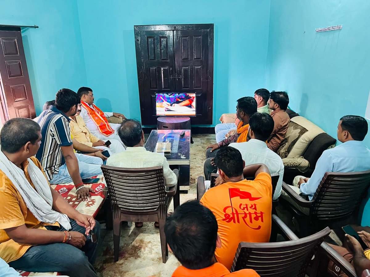 vijayptpsingh's tweet image. आज बूथ संख्या -147 ग्राम मवई कला मंडल कुम्हरावाँ विधानसभा बीकेटी लखनऊ में माननीय प्रधानमंत्री श्री नरेन्द्र मोदी जी के मन की बात कार्यक्रम को सुना।
#MannKiBaat #मन_की_बात