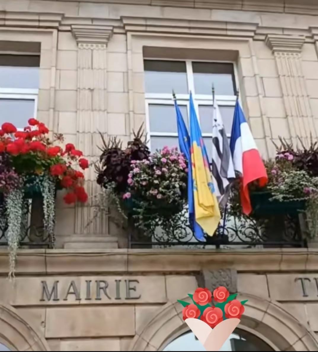 LA RENTRÉE POLITIQUE DE LA KABYLIE : LA VILLE DE CARHAIX LANCE L'ÉVÉNEMENT

La rentrée politique de la Kabylie est lancée. La ville de Carhaix vient d'en donner le signal.  
Le drapeau kabyle est officiellement mis au fronton de la Mairie de la ville et flotte aux côtés des