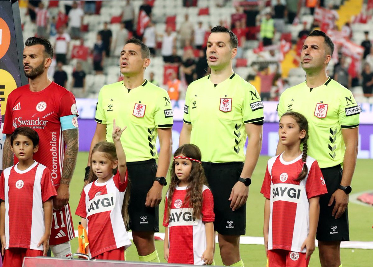 Gül yetişir, bahçe güzelleşir
Kız yetişir Vatan güzelleşir ❤️🤍