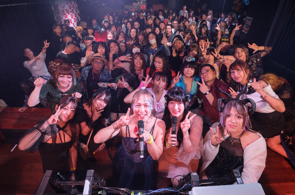 PropagandaParty's tweet image. プロパガンダ in AiSOTOPE LOUNGE、ご来場ありがとうございました😊

公式カメラマンが撮影したお写真はまた後日に✨

プロパガンダの楽しい記憶を、ハッシュタグ #女装プロパ を付けて投稿してくださいね！

取り急ぎ、ご来場のお礼まで❗️

復活プロパガンダ主催 ちあき