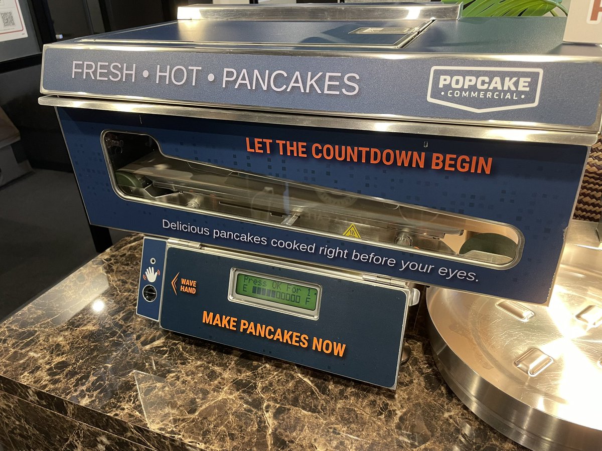 よく行くコワーキングスペース、パンケーキ焼くマシーン（無料）ができてから明らかに中年男性の利用客が増えてる。パンケーキのある休日に豊かさを感じた世代をうまく引き寄せてる。あとなんなんだボタンひとつでパンケーキが出てくるこの夢のようなマシーン。