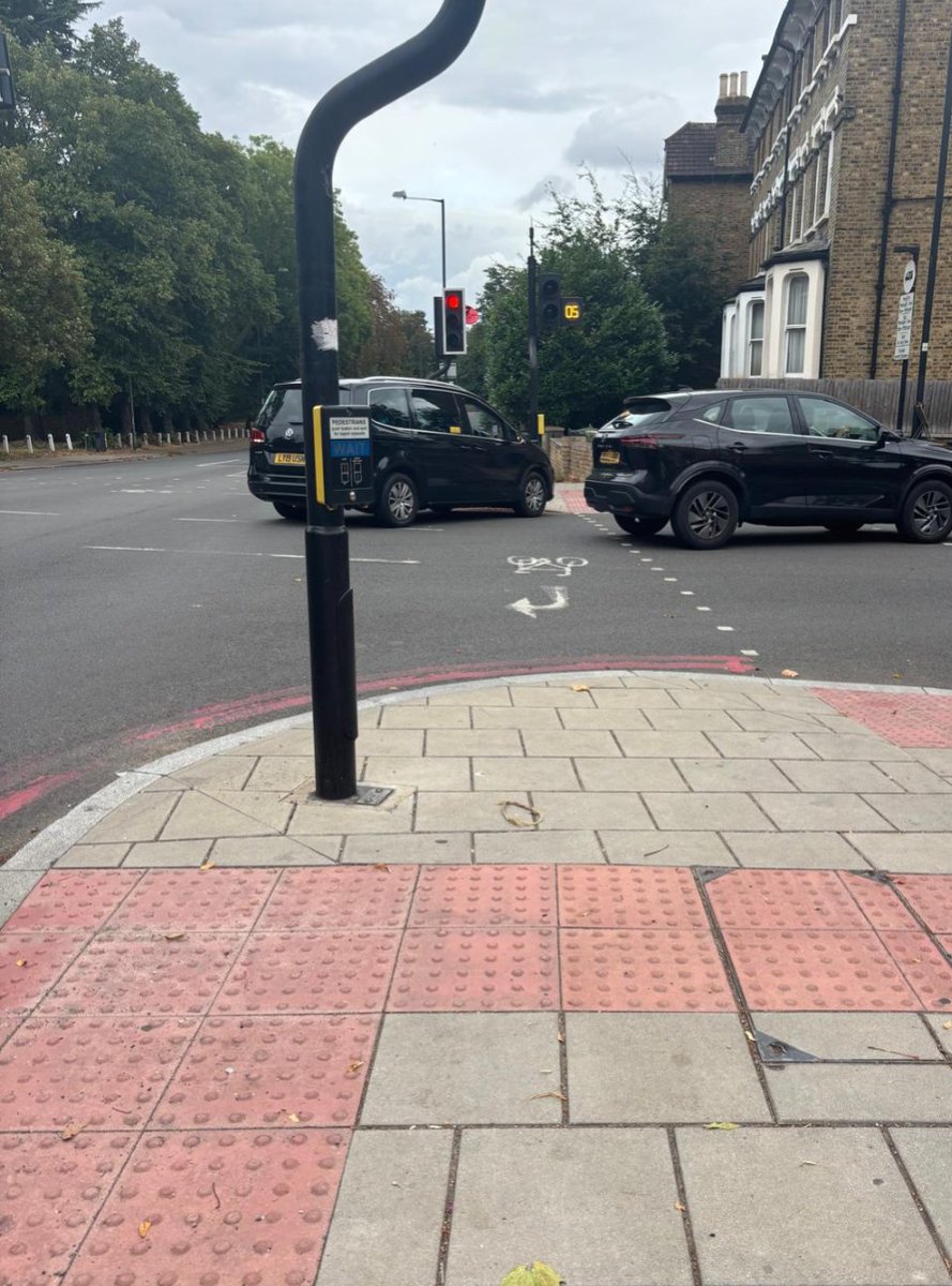 How is it possible for the driver of the VW to end up here on the green man phase? 📵

@TFL say they are considering a yellow box at the junction of Rosendale Rd/ a205. Maybe a right filter light &amp; greater enforcement of light skipping phone drivers might be helpful as well? 🤔