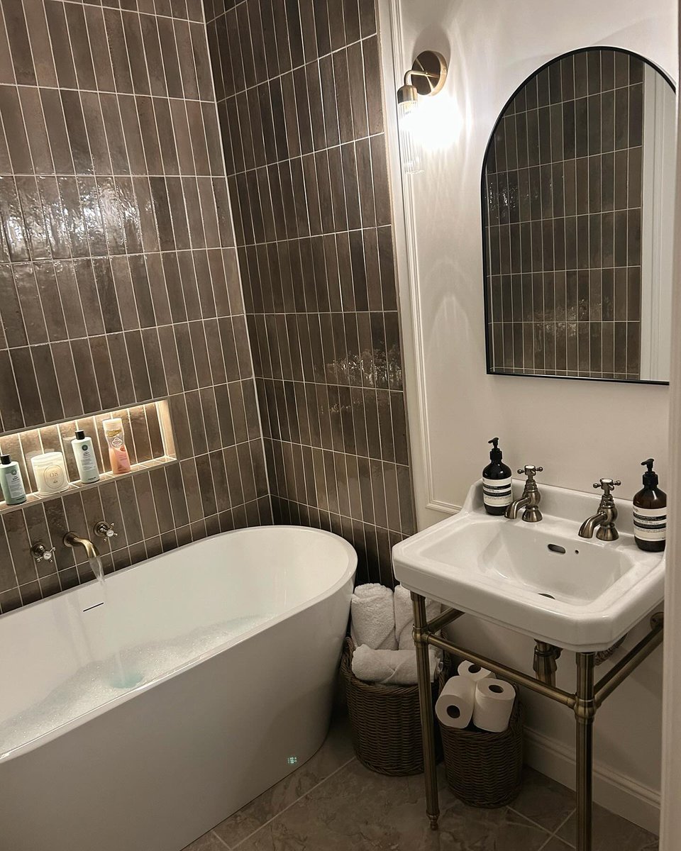BathroomMUK's tweet image. Bubbles, brass, and beautiful brown tiles 🛁✨

ig ajbhome_ has absolutely nailed the warm luxe look in this bathroom makeover – every detail is giving five-star hotel vibes.

Shop here: bathroommountain.co.uk

#bathroominspo #neutraldecor