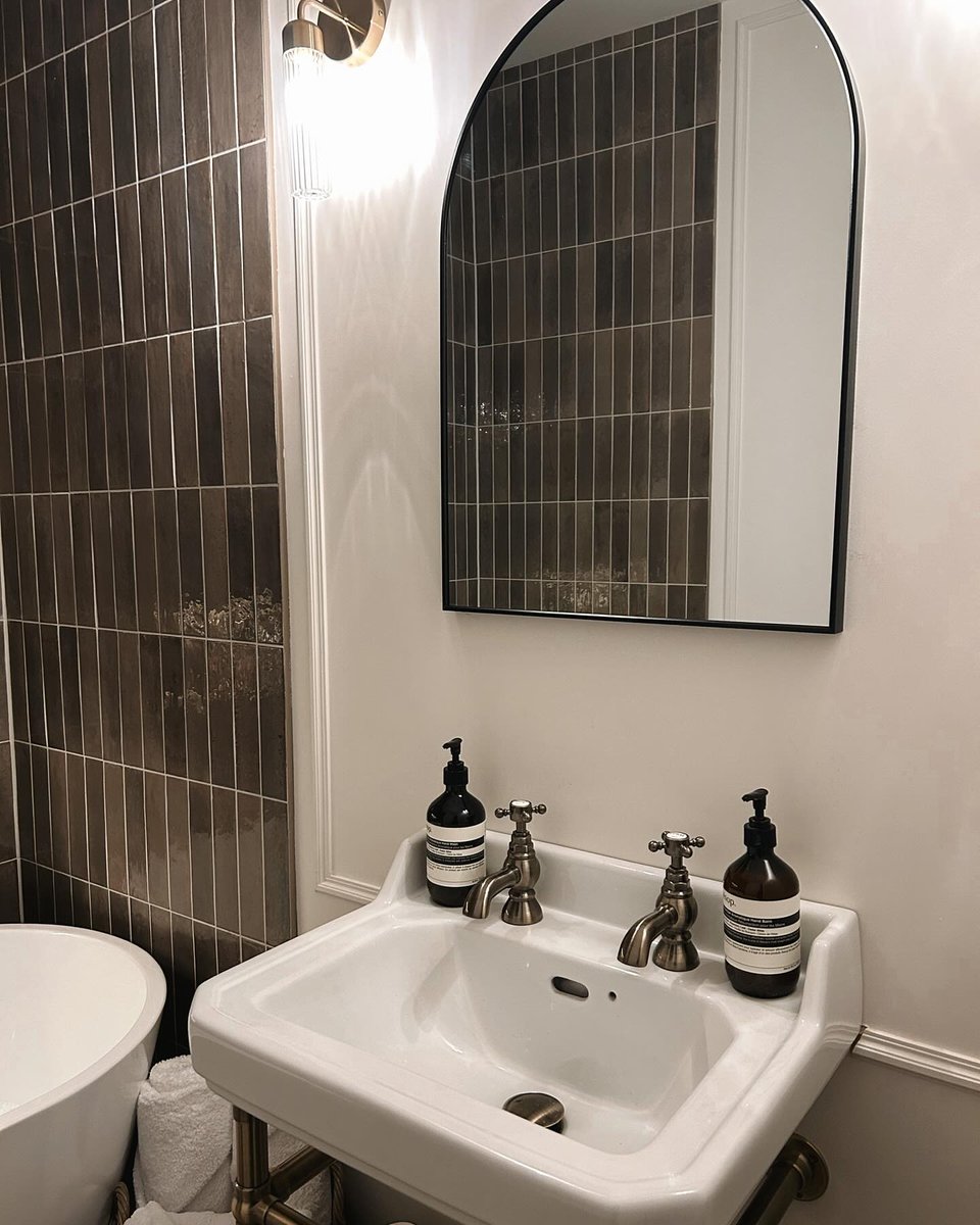 BathroomMUK's tweet image. Bubbles, brass, and beautiful brown tiles 🛁✨

ig ajbhome_ has absolutely nailed the warm luxe look in this bathroom makeover – every detail is giving five-star hotel vibes.

Shop here: bathroommountain.co.uk

#bathroominspo #neutraldecor
