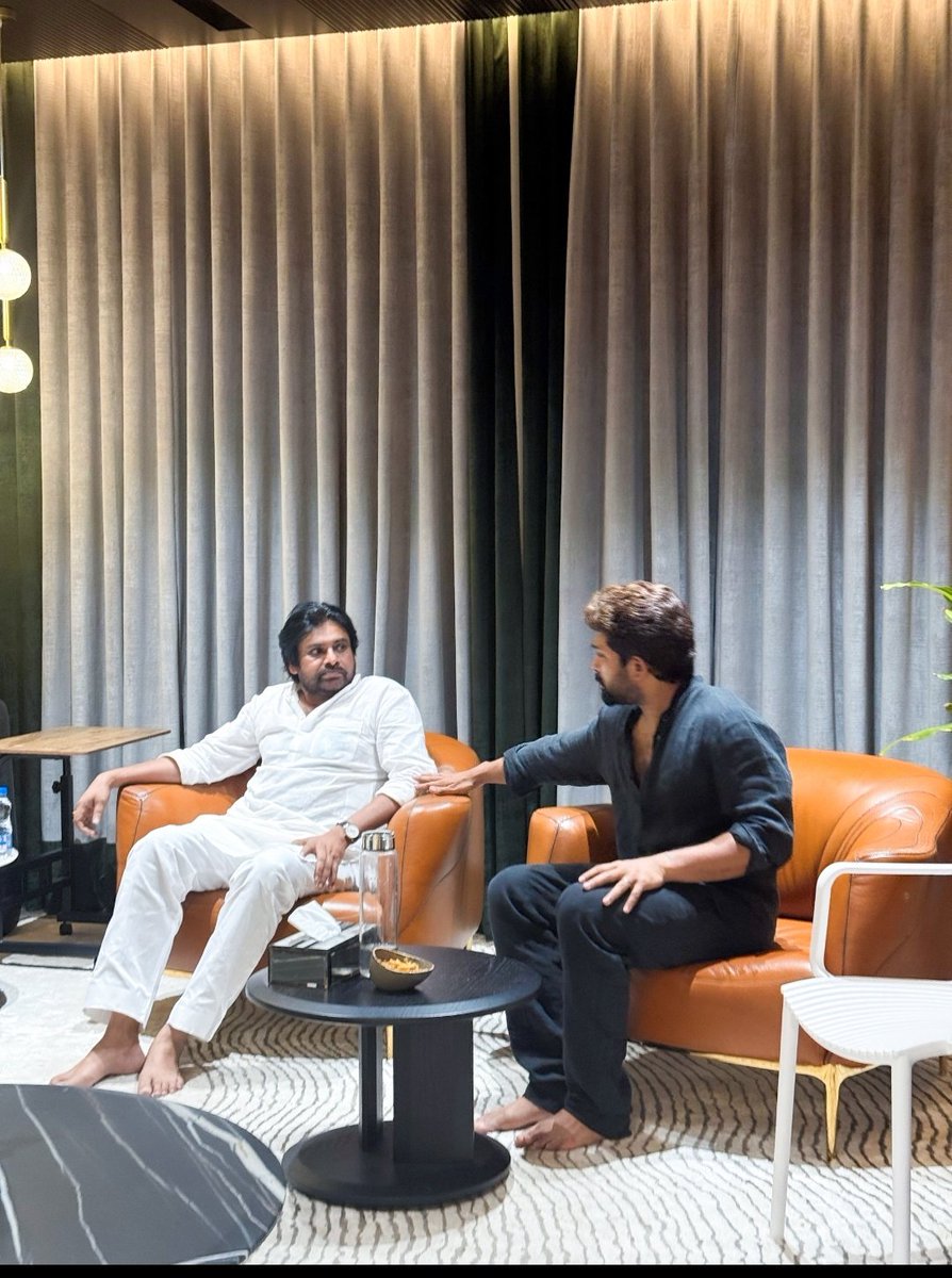 santoshamsuresh's tweet image. Andhra Pradesh Deputy CM @PawanKalyan garu visited #AlluAravind garu and Icon Star @AlluArjun at their residence to personally convey his condolences on the demise of #AlluKanakaratnam garu.