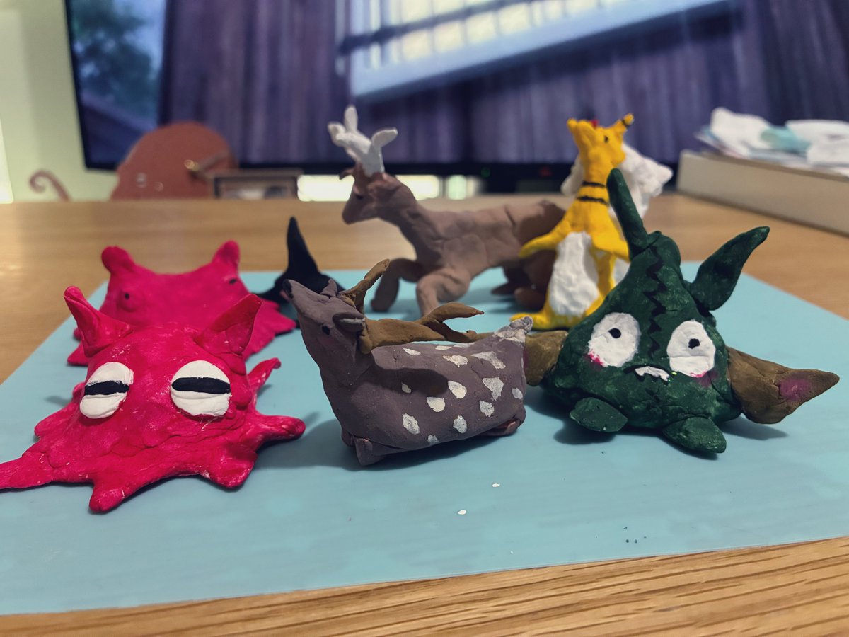 暑すぎるからほぼ休み引きこもり生活。粘土初めて？(前の列)やってみたけど立体難しい〜〜〜〜