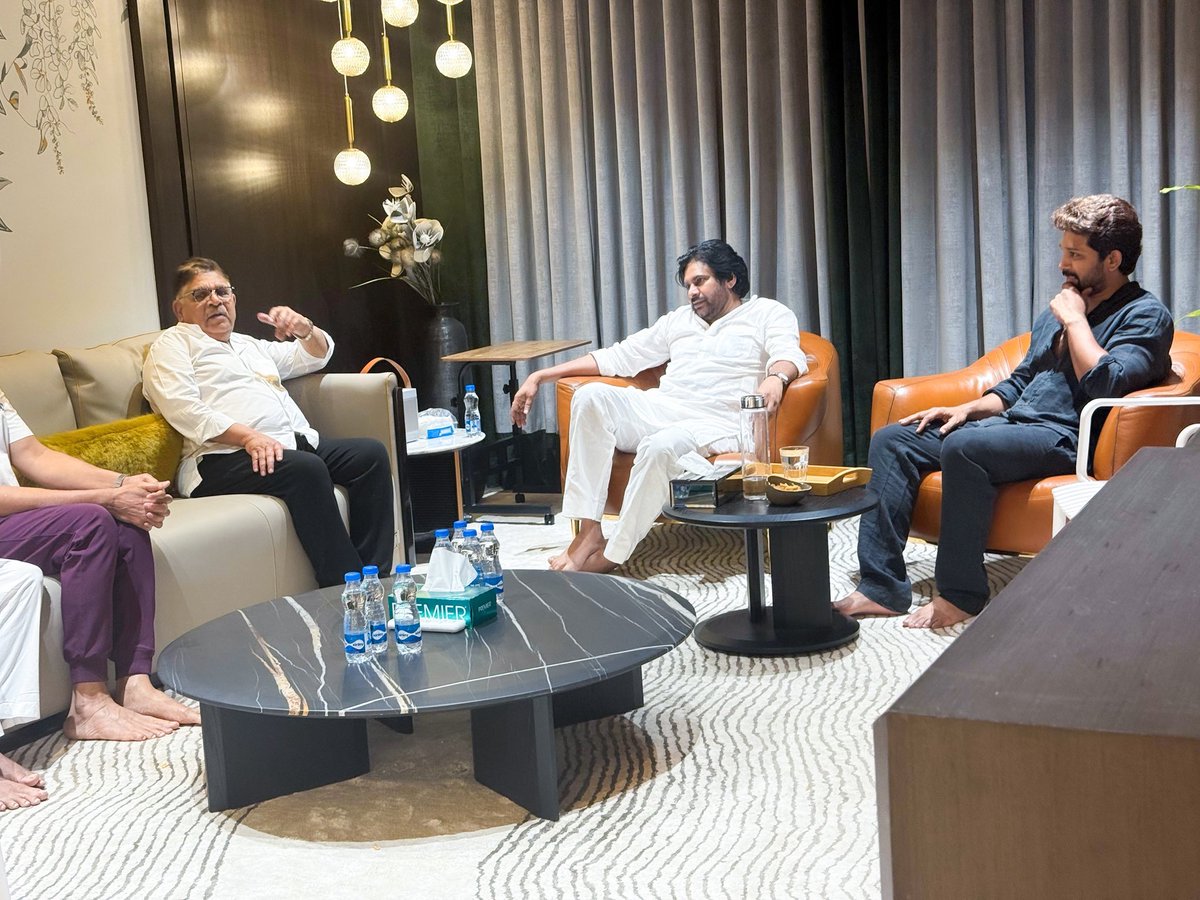 Narendra4News's tweet image. Andhra Pradesh Deputy CM @PawanKalyan garu visited #AlluAravind garu and Icon Star @AlluArjun at their residence to personally convey his condolences on the demise of #AlluKanakaratnam garu.