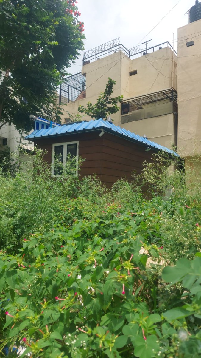kapali7163's tweet photo. The Food Truck has been left idle for several Months and is causing issues for the residence like attracting garbage giving rise to foul smell and unhygienic conditions. It's becoming a security risk at night. 37th B Cross Jayanagar 9th Block @BBMPCOMM @CPBlr @blrcitytraffic https://t.co/cfKi1oja6G