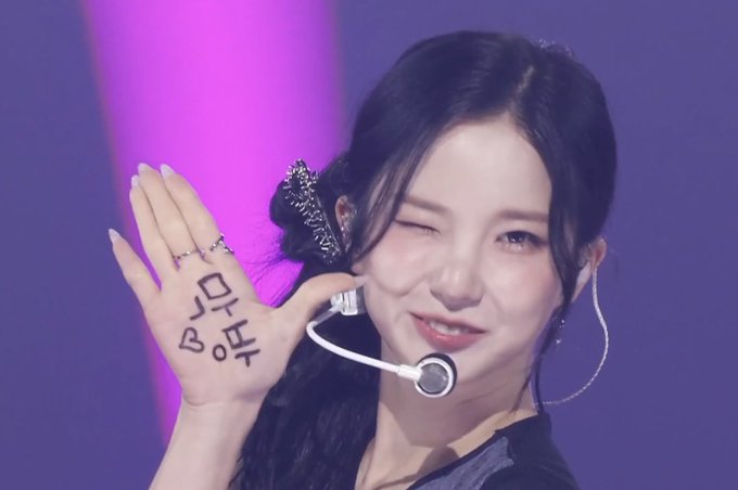 #최유진 : "Last broadcast 🤍" 

Bubble gum era is so fast. 😭 We waited for 9 months for a kr cb, and it's now wrapped up. You did well, #Kep1er 🫳🫳🫳 Hoping the girls will get to rest before they practice for concerts.