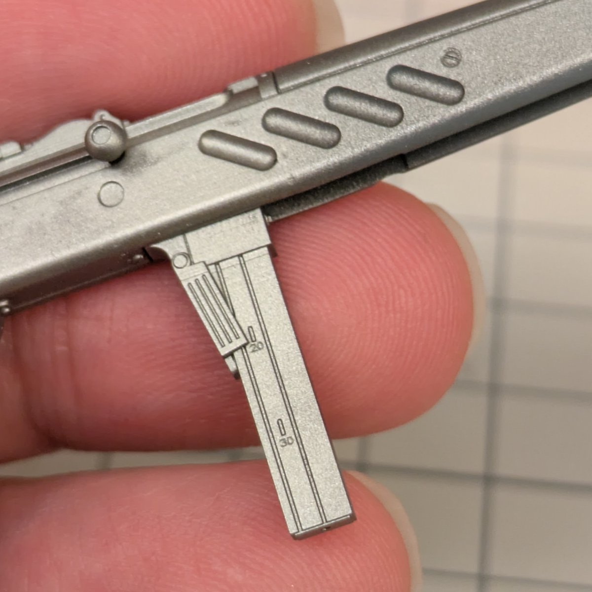 ターニャのマガジンです。塗装をしてから初めて、当初作ったマガジンの刻印がちゃんと表現されていることに気づきました。文字の高さはおよそ0.5mmほどで、とても小さいですね。