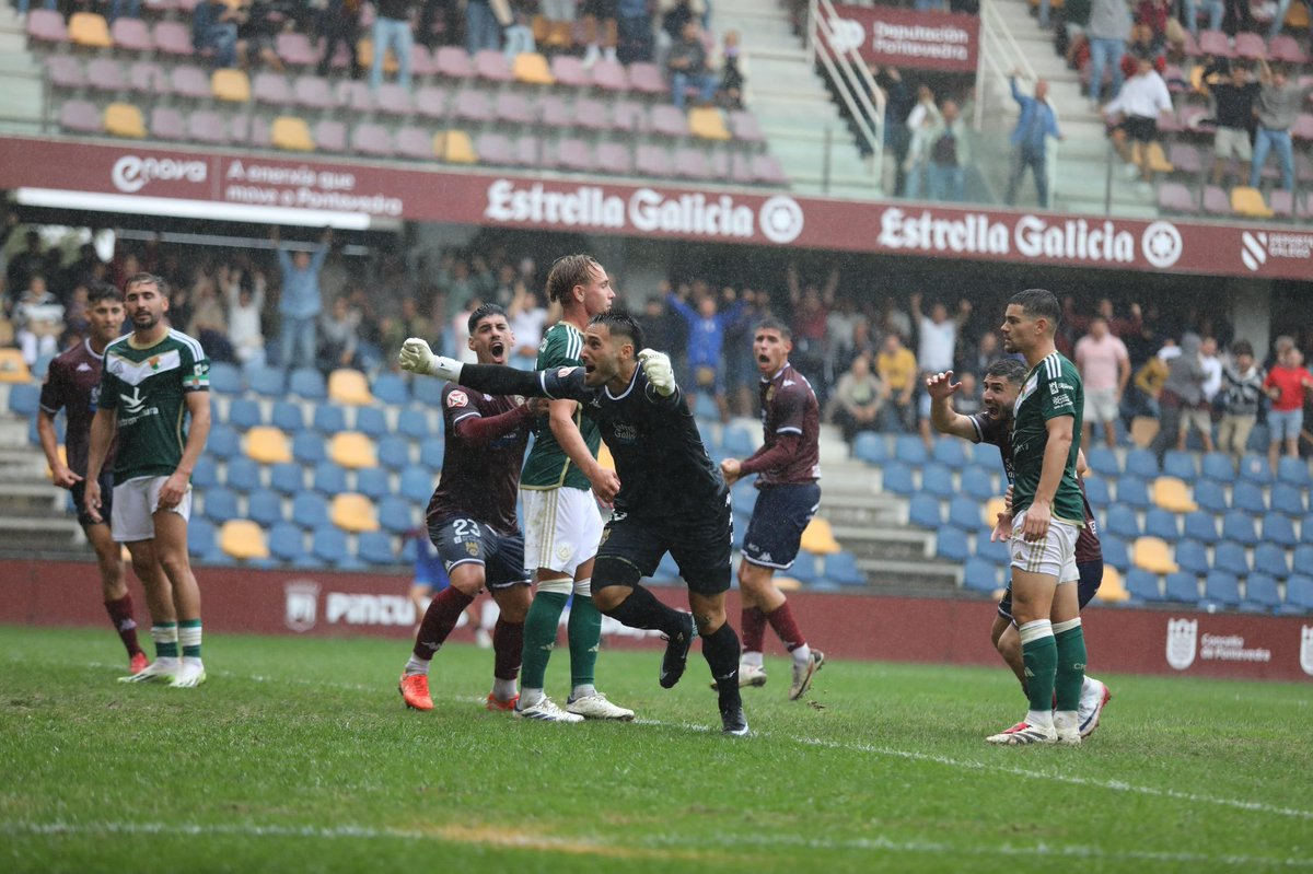 La foto del fin de semana en el fútbol español. Raúl Marqueta marcando el gol del empate para el <a href="/PontevedraCFSAD/">Pontevedra CF 🦴</a> 

Lluvia, Pasarón y la magia de un gol en el 90'. <a href="/raulmarqueta12/">raul marqueta🦴</a>