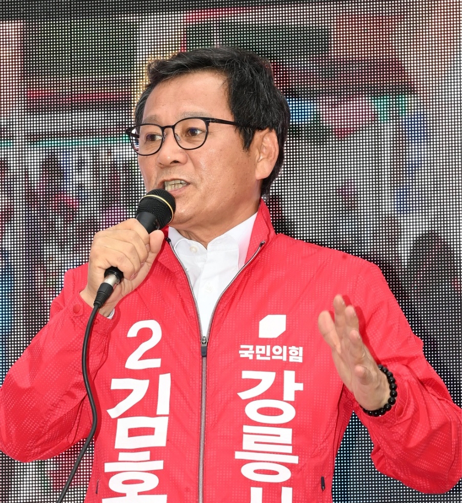 ■ 국민의힘 김홍규 강릉시장의 업적을 알아보자
1) 2025년 강릉 가뭄 관련 보고 태도 및 자질 논란
2) 코로나바이러스감염증-19 방역수칙 위반 논란
3) 공무원 보복성 인사 발령 조치 의혹
4) 택시 감차 논란
5) 창영운수 특혜 및 45억 원 지급 의혹
그만 알아보자 강릉시민들아.