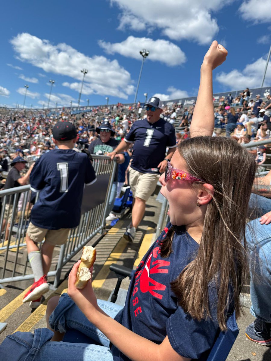 MarcjzHARTFORD's tweet image. My daughter had it covered on Saturday. Touchdowwwwwwn, CONNECTICUT!! 🏈 #HuskiesOverEveryone #BlockC @UConnFootball