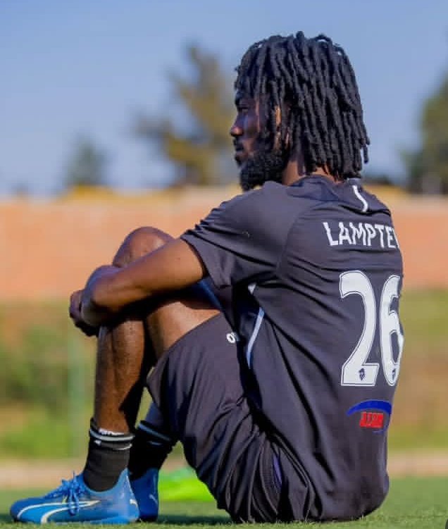 ubundi hatajemwo ibintu byo kubeshyanya no gushaka guca kuruhande,rwose rwose mbivuze nkomeje uyu si umukinnyi wumupira wamaguru 

uyu yagombaga kuririmba reggae akajya ahora mubiryogo yinywera icyayi,byahomba akajya yihomera amajerekani namasafuriya cg akagura ibyuma bishaje🚶🏾‍♂️