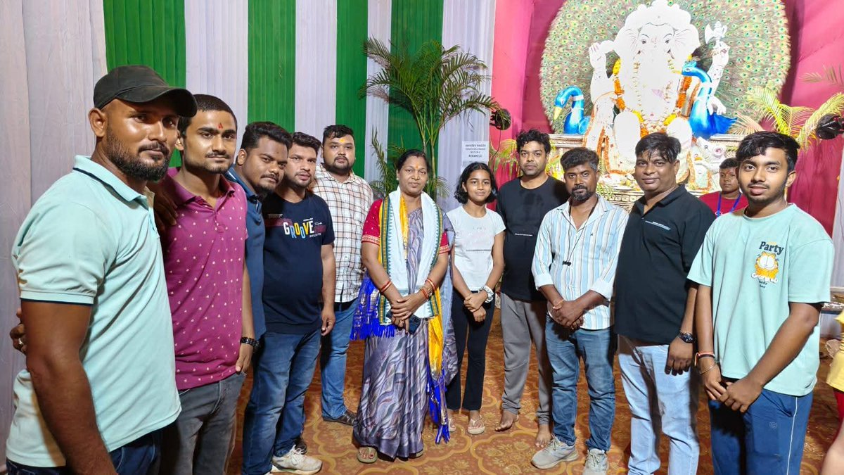 _PK_BJP's tweet photo. ଆଜି ରାଉରକେଲାର ବିଭିନ୍ନ ଗଣେଷ ପୂଜା କମିଟି ଗୁଡିକର ନିମନ୍ତ୍ରଣ ରକ୍���ା କରି ସନ୍ଧ୍ୟାରେ ପୂଜା ମଣ୍ଡପ ଗୁଡିକ ସ୍ଥାନୀୟ କାର୍ଯ୍ଯକର୍ତ୍ତାଙ୍କ ସହିତ ଯାଇ ଦର୍ଶନ କରିଥିଲି। https://t.co/hW0Sln3do2