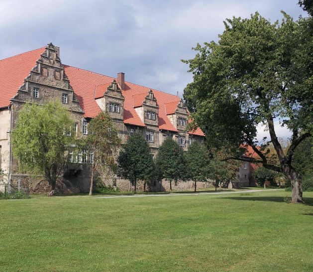 FeWoWeser's tweet photo. Der Münchhausenhof aus dem 14. Jahrhundert in Hessisch Oldendorf, einer der bedeutendsten Ritterhöfe im #Weserbergland
#Ferienwohnung am Ellerbach: https://t.co/XY6pYbTCYf
#FeWoWeser #Weserrenaissance #Deutschland #reisen #Reiselust #HiddenGemsGermany #wanderlust https://t.co/aP4u8cH1Qo