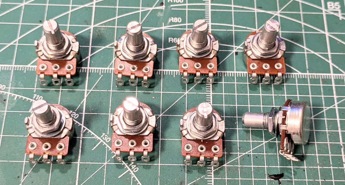 NoiseSmithJapan's tweet image. 共立電子の人「このタイプの可変抵抗は、9月末で供給を終了すると、メーカーから通達がありました。いま懸命に、代替品を探しています」
まじかああああああああああああいあああ!!