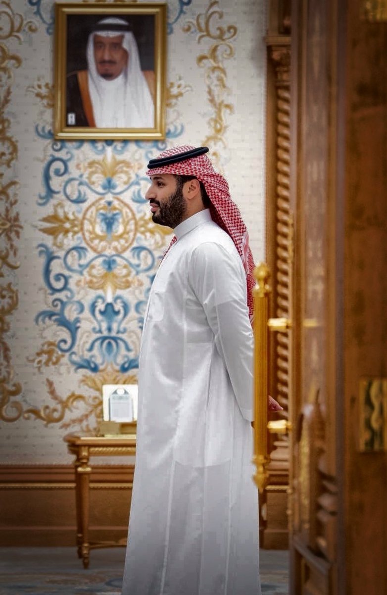محمدٌ بالعزمِ شيَّدَ مجدَنا
واللهُ أيَّدهُ فزادَ به الضيـاءْ
 
في الأربعينِ تَألّقت خطواتُهُ
وبظلِّ هيبته عدوٌّ انكفـى
 
والأرضُ تزهو في يديهِ نهضةً
وبفضلِ حكمتِه تسامت في العُلا

#محمدنا_أربعون_عاماً 
#محمد_بن_سلمان