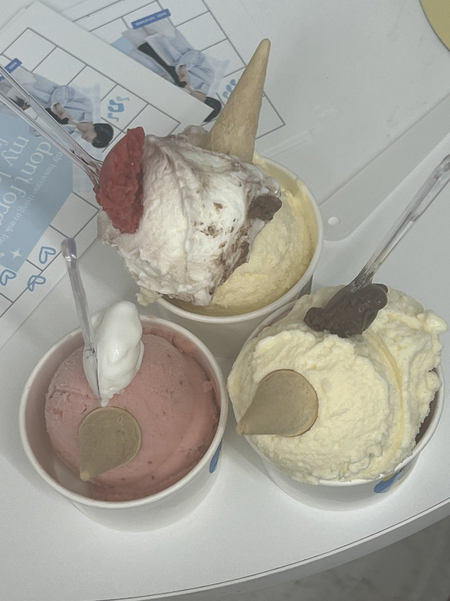binbin__0613's tweet photo. 🍨₊˚.🎧 ˚.🩵*🎐✩｡

#규빈이생일에는_망고아이스크림
#그많던망고는_규빈이가먹었지 https://t.co/nDOLa6We57