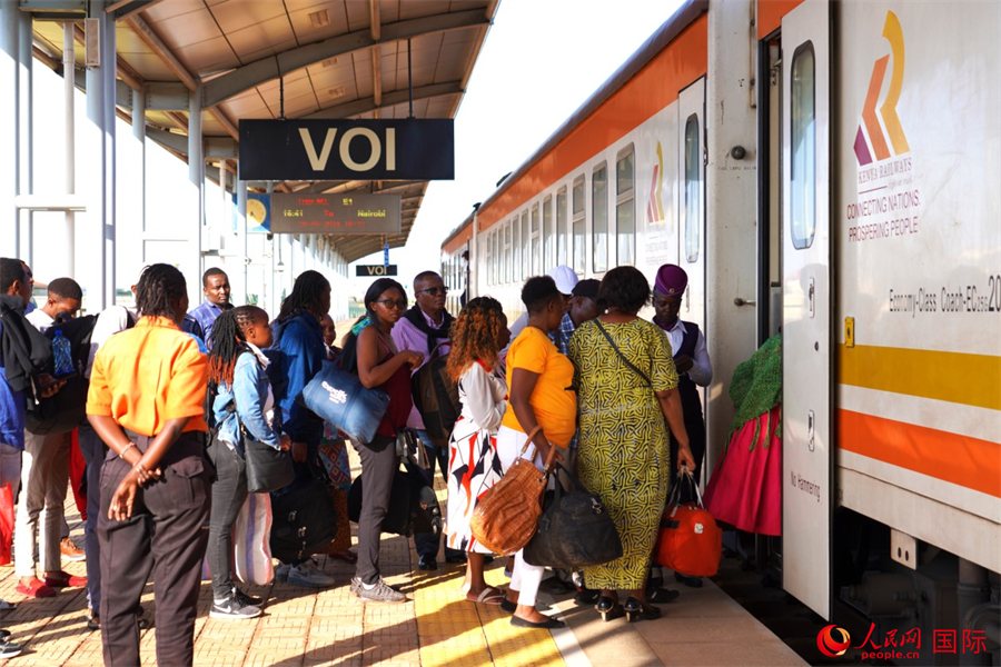 The Chinese-built Mombasa-Nairobi Standard Gauge Railway (#SGR) in #Kenya has recorded more than 3,000 days of safe operation. Since its launch on May 31, 2017, the 472-km railway has transported nearly 15.93 million passengers and more than 41.96 million tonnes of cargo.