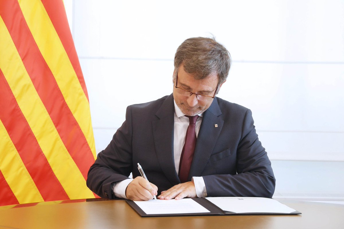 Albert Dalmau Miranda (@albertdalmau) on Twitter photo Amb el conseller <a href="/VilaFx/">F. Xavier Vila</a> enviem una carta a tots els alcaldes i alcaldesses de Catalunya per convidar-los a sumar-se al Pacte Nacional per la Llengua.
Els municipis són imprescindibles per mantenir el català viu i present al carrer. Des del <a href="/govern/">Govern de Catalunya</a> estem plenament compromesos Amb el conseller <a href="/VilaFx/">F. Xavier Vila</a> enviem una carta a tots els alcaldes i alcaldesses de Catalunya per convidar-los a sumar-se al Pacte Nacional per la Llengua.
Els municipis són imprescindibles per mantenir el català viu i present al carrer. Des del <a href="/govern/">Govern de Catalunya</a> estem plenament compromesos
