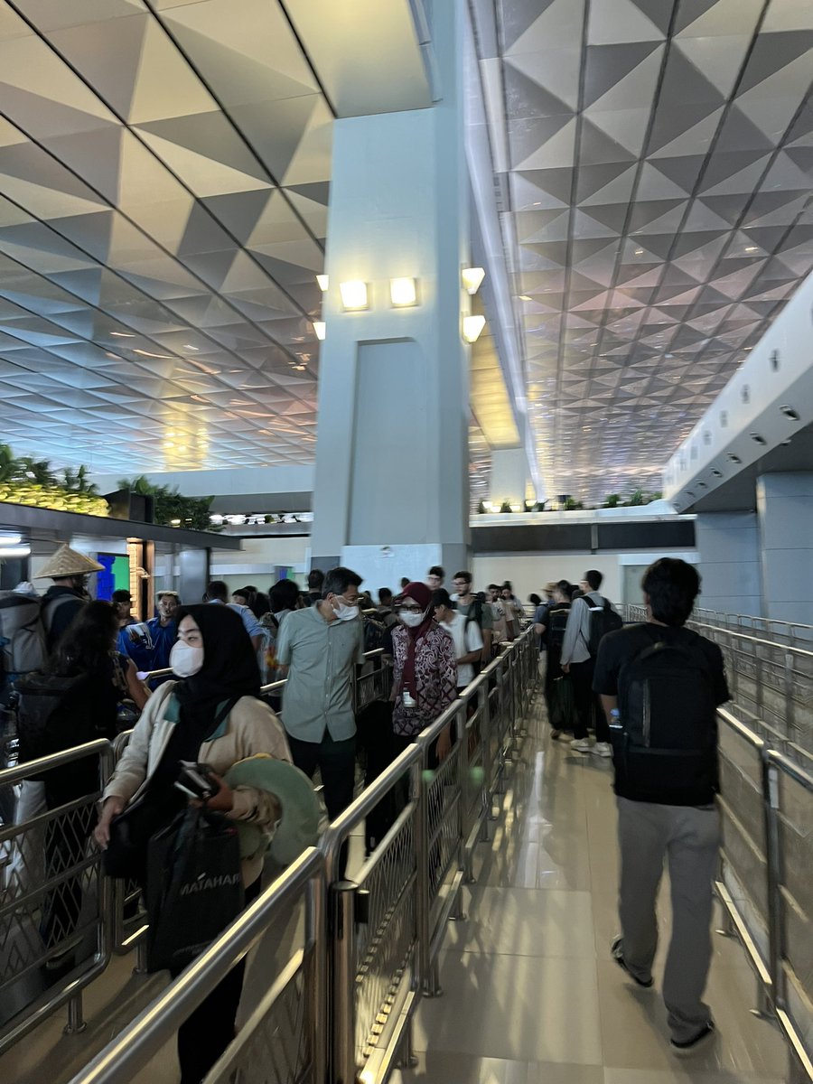 Terminal 3 rame banget. banyak flight overbooked, ditawarin kompensasi 400 USD tapi berangkat besok. awas aja kalau ini tingkah luu anggota dewannn 🫵🫵