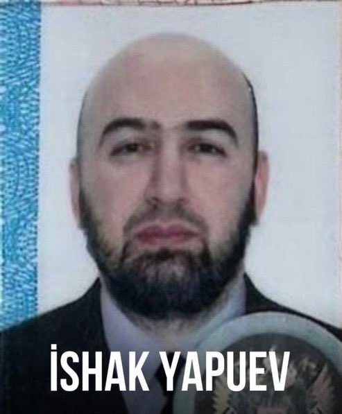 🔻İzmir Harmandalı GGM’de tutulan Çeçen mülteci İshak Yapuyev Dabayeviç (46), ileri derecede kalp hastası olmasına rağmen 7 aydır gözetim altında.

🔻Defalarca hastane sevki talebi reddedilen Dabayeviç, durumu ağırlaşınca ameliyat edildi. Ancak ameliyattan sadece iki gün sonra,