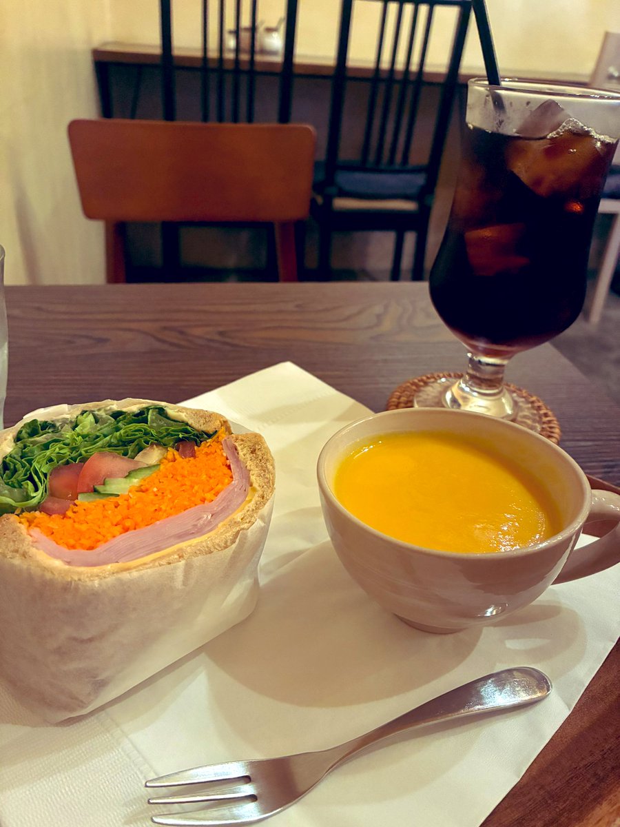 朝一から
年長模試のお仕事

NAGI COFFEEにて
美しい断面の
サンドイッチ🥪
優しい人参の
ポタージュ🥕
アイスコーヒーで
生き返る〜🫧