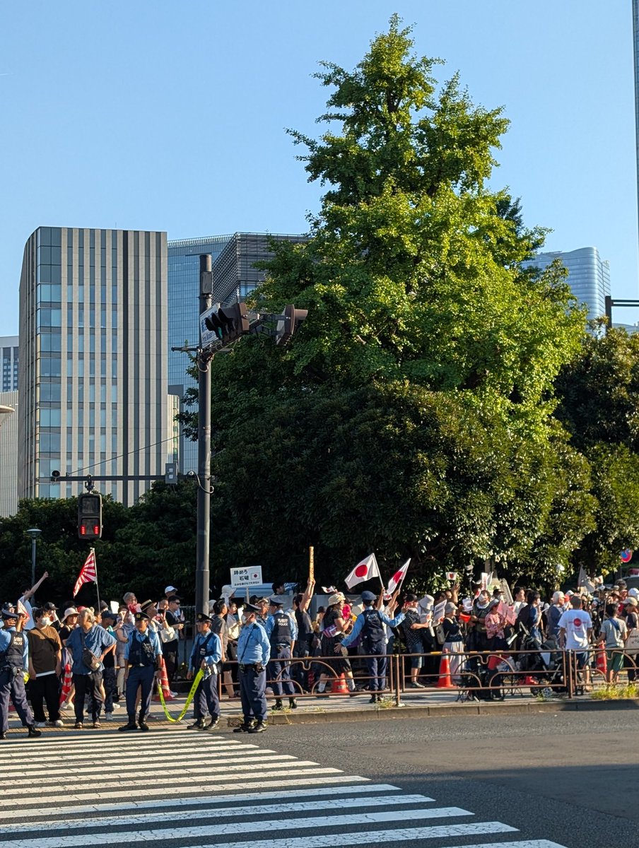 「石破やめろデモ」って、どんなもんか見に来たら、スゲェ〜居るわ…😱😱😱
