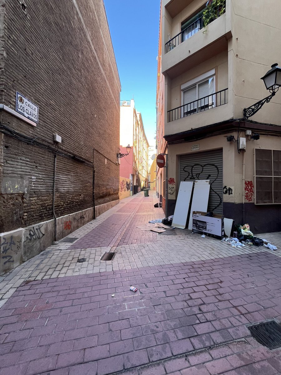 Raultangui's tweet photo. Es demencial salir de tu casa y esquivar “mierda”. @ChuecaNatalia @zaragoza_es @FCC_Group @ColectivoBruil 
No podemos seguir viniendo así, ver que nuestros impuestos se dedican a “tontadas” mientras el centro de la ciudad se vuelve insalubre. https://t.co/RjKPqJq7cL