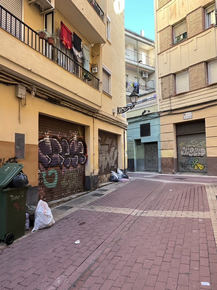 Raultangui's tweet photo. Es demencial salir de tu casa y esquivar “mierda”. @ChuecaNatalia @zaragoza_es @FCC_Group @ColectivoBruil 
No podemos seguir viniendo así, ver que nuestros impuestos se dedican a “tontadas” mientras el centro de la ciudad se vuelve insalubre. https://t.co/RjKPqJq7cL